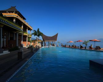 Samosir Cottages Resort - Parapat - Piscina