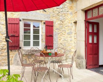 Mas Bourdaric - L'Aïgo - Gîte calme et spacieux avec accès terrasse et piscine - Saint-André-de-Cruzières - Patio