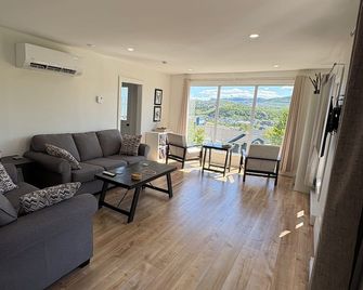 Bright & Modern 3-Bedroom Home with Breathtaking Panoramic City/Mountain views - Corner Brook - Huiskamer