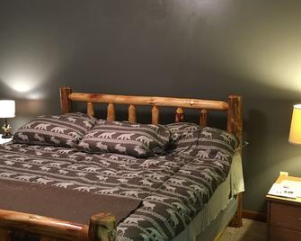Charming 3 Bedroom Cabin near Hungry Mother State Park and Back of the Dragon - Marion - Спальня