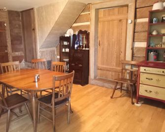 Historic farmstead, private access to the Green River - Horse Cave - Essbereich