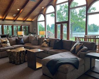Kohl Manor Luxury Lake 8-br exclusive retreat Pool, Cinema, Arcade on LacLaBelle - Oconomowoc - Huiskamer