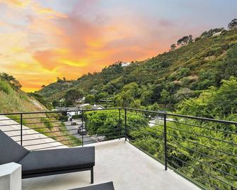 Spacious & Private Beverly Hills Summer House near Sunset & Hollywood - Beverly Hills - Balcony