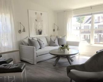 Urban Lifestyle, Lakes District Of Mpls! Quiet Family Neighborhood, 1br, 1ba - Minneapolis - Living room
