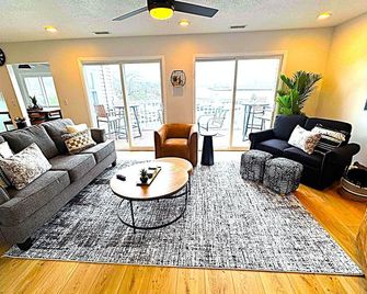 Harborview 3-7-4 on Main - Huron - Living room