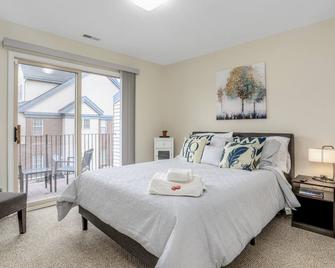 Bright and spacious centrally located townhouse - Detroit - Bedroom