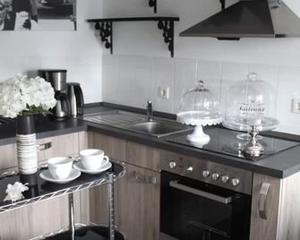 Cinema Studio-Your Home Near Frankfurt Airport - Kelsterbach - Küche