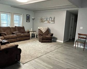 Cozy 3-bedroom cabin near Cadillac. Access to all seasonal outside activities. - Cadillac - Living room