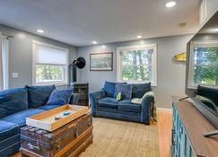 Gilford Getaway with Mountain Views and Fire Pit! - Gilford - Stue