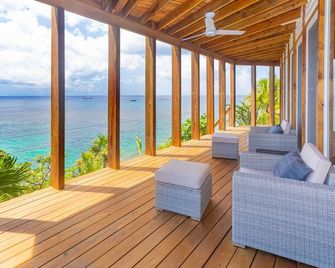 Awesome over the water overlooking West End - Aire Agua home - Coxen Hole - Balcón