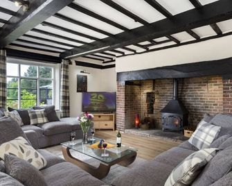 A lovingly renovated Queen Anne style property that dates back to the 1690s. - Kidderminster - Soggiorno