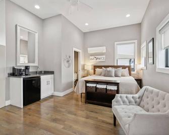 Soak in your private hot tub after a day on Broadway!brOnly 2 mi to the honky-tonks, in a safe Nashville neighborhoodbrSleep soundly: 4 roomy king beds + 3 comfy futonsbrFull kitchen & washer/dryerbrFast Wi-Fi & smart TVsbrFree street parki - Nashville - Habitación