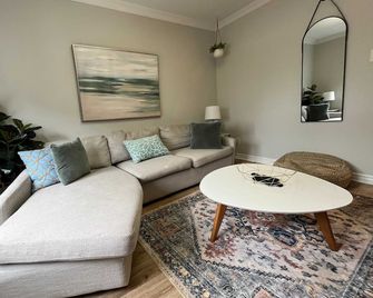 Casa Leslieville Hotel Near Distillery District - Toronto - Living room