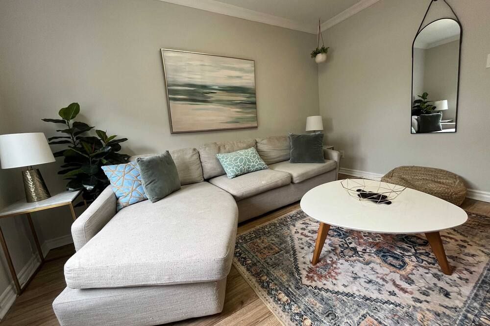 Casa Queen East - Modern 2BR Suite in Leslieville - טורונטו - סלון