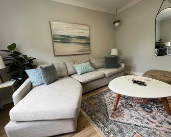 Casa Queen East - Modern 2BR Suite in Leslieville - Toronto - Phòng khách