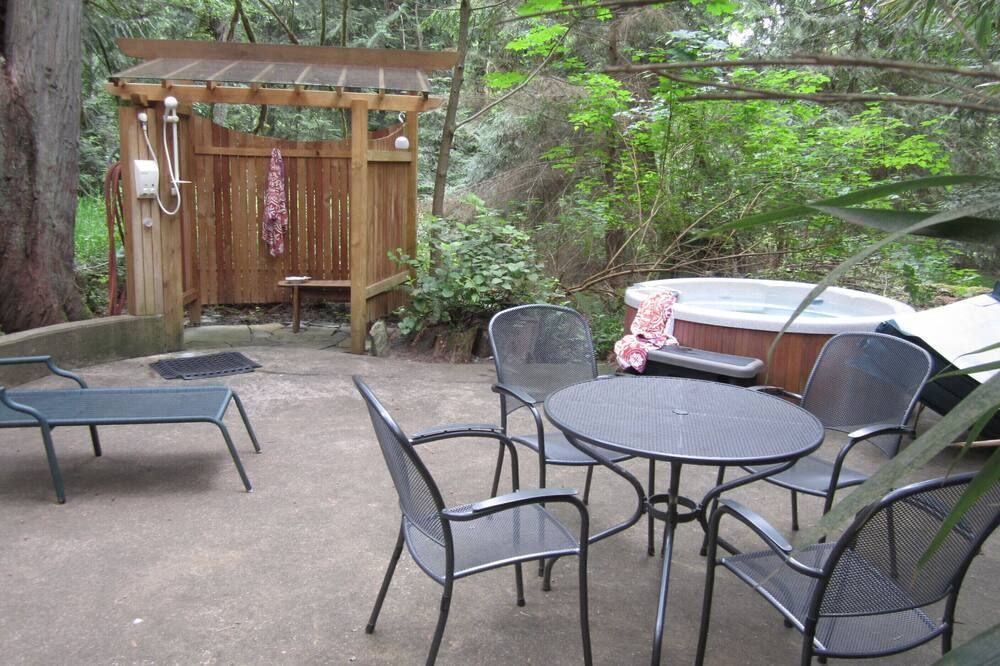 Japanese style Forest House on 6 acres offers hot tub, unique beauty and quiet. - Fulford Harbour - Patio