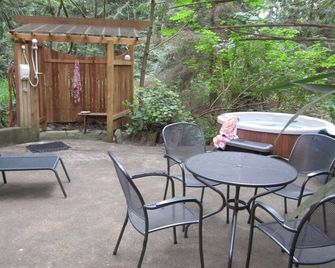 Japanese style Forest House on 6 acres offers hot tub, unique beauty and quiet. - Fulford Harbour - Patio