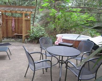 Japanese style Forest House on 6 acres offers hot tub, unique beauty and quiet. - Fulford Harbour - Patio