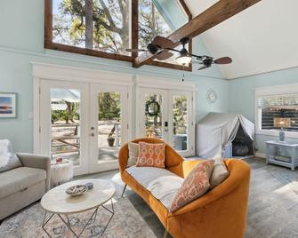 Pet & Family-Friendly w/ Fenced Yard & Golf Cart - Yulee - Wohnzimmer