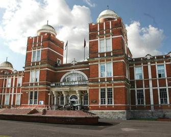 Hidden Treasure-Netflix and Wi-Fi-Basement flat - Gillingham - Building