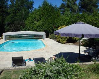 Gite with swimming pool - Goujounac - Piscina