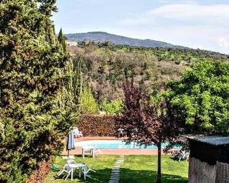 Rooms in Farmhouse in the hills of Vinci, birthplace of Leonardo - Vinci - Zwembad