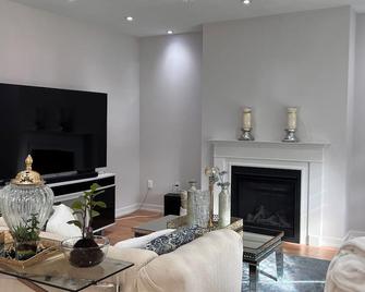 Brand new home only 10 minutes from the beach! Stunning, quiet, family oriented! - Simcoe - Living room