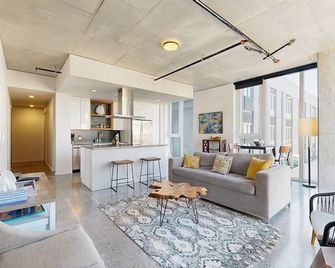 Newly Finished Nob Hill Condo w/ Great Walkability and Central Location - Portland - Living room