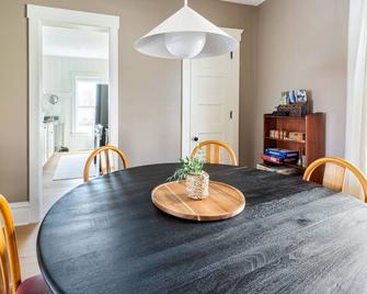 Hop House is a calm home that comfortably sleeps 8. Walkable to downtown Kent! - Kent - Dining room