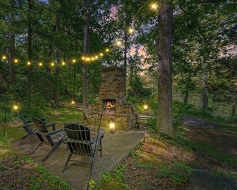 Lakefront Retreat: Hot Tub, Ev Charger, Gazebo, Dock & Outdoor Chimney! - Spotsylvania - Patio