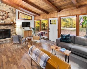 Cozy Cottage in the woods of Northern Door County - Ellison Bay - Sala de estar