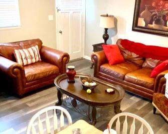 Close to Hickory, 3br 1.5ba Carport and free cable TV! - Newton - Living room