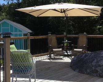 Ocean front cottage in the heart of Hubbards. - Hubbards - Balcony