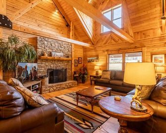 Waters Edge Retreat - Jefferson - Living room