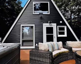 New! Cozy & Modern A-Frame In The Woods W/Hot Tub - Tamworth - Patio