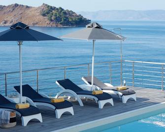 Eleia Seafront Rooms & Villas - Petra - Piscină