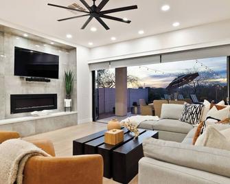 Breathtaking Wildfire Golf Views | Pool - Phoenix - Living room