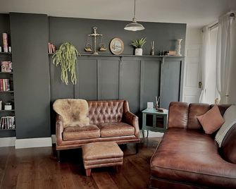 Period apartment, great views, in heart of town. - Bradford-on-Avon - Living room