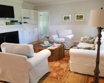 Delray Beach Upscale Home With Heated Pool, Close to Atlantic Ave and Beach - Delray Beach - Living room