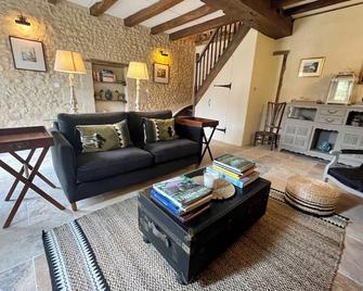Luxury Villa with pool, spa, gym, Enjoy 10% discount for 7 nights or more. - Saint-Privat-en-Périgord - Sala de estar