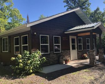 Quiet Private Get-Away Near Stone Lake, Wi Snomobile & Atv Trails - Stone Lake - Building