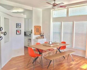 3 B 2 BA home in a Serene, quiet cul de sac - Lone Pine - Essbereich