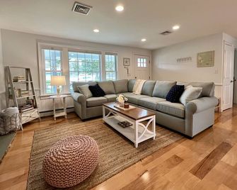 Charming House Close to Downtown-Pier-Beach - Chatham - Living room