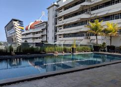 Classic Modern Studio Room Apartment at The Square Surabaya - Surabaja - Pool