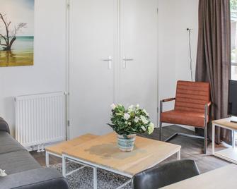 Enjoy your vacation in this modern vacation home for four people directly on the Markermeer. - Venhuizen - Living room