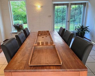 Spacious holiday home near with sauna - Garderen - Dining room