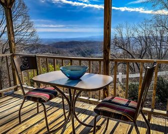 Welcome to Glassy Mountain Farmhouse in North Travelers Rest. Be our guest! - Travelers Rest - Balcony