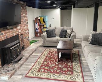Quiet country home close to tbk sports complex - Bettendorf - Living room