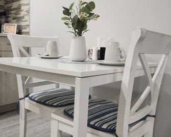 Spacious and Beautiful Guest Suite in West Edmonton Near WEM - Edmonton - Dining room