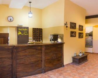 Hotel El Angliru - Soto de Cangas - Rezeption